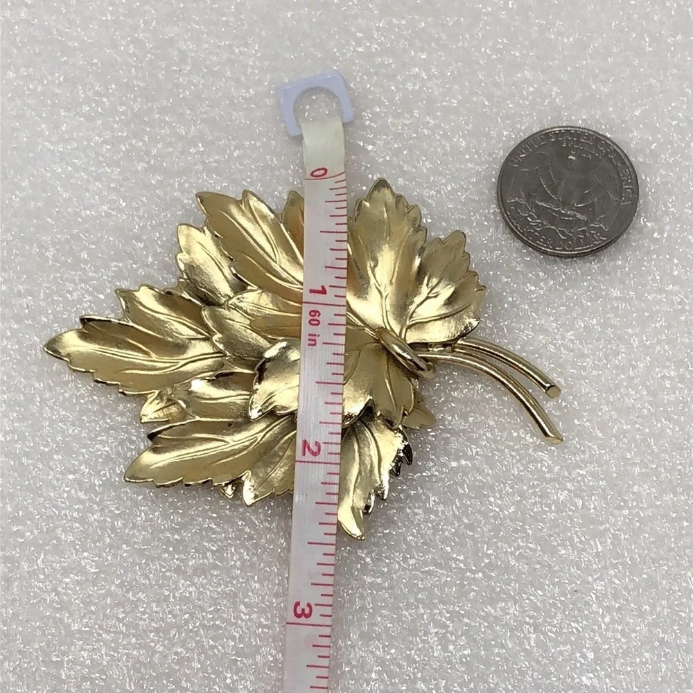 VINTAGE CORO GOLD LEAVES BROOCH